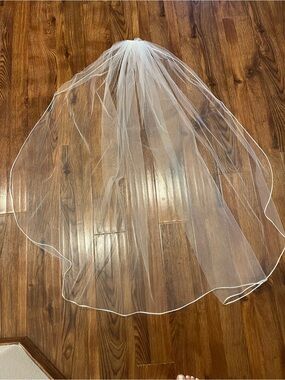 Fingertip Length Classic White Bridal Veil with Simple Edge